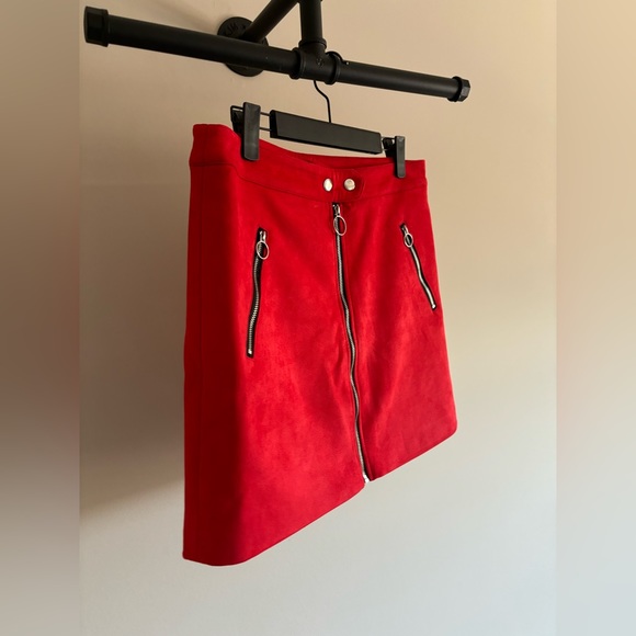 Like new mini suede skirt. Size M/L. Red. - Picture 4 of 4